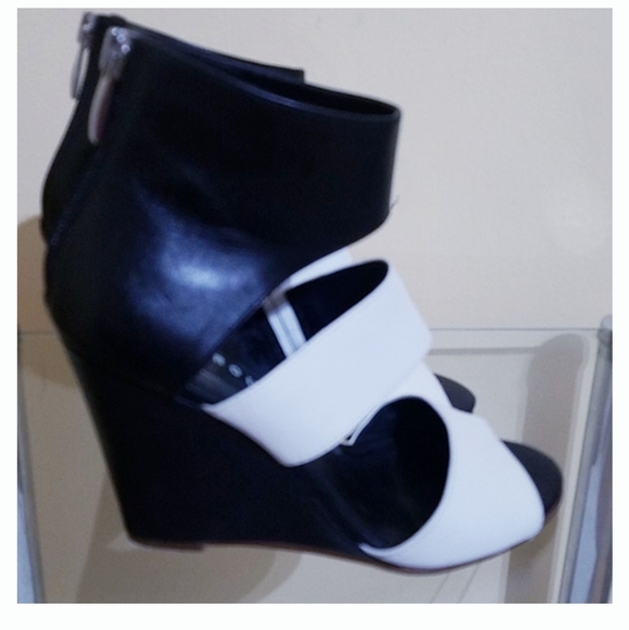 Trouve RobinBlack & White Leather Wedge Sandals 4M - Picture 8 of 16